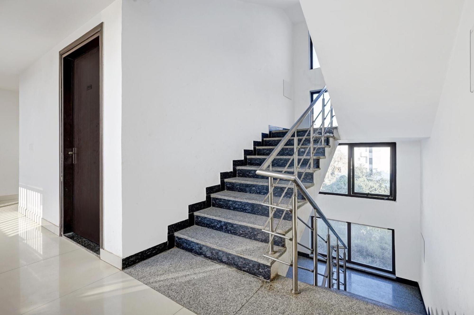 Super Townhouse Tipsyy Near Bestech Central Square Mall 古尔冈 外观 照片